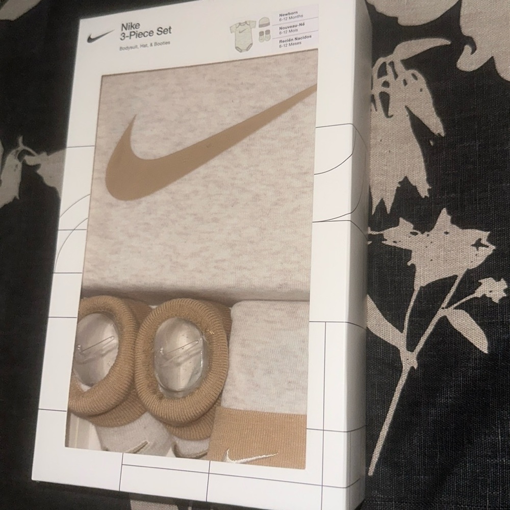 Neutral Nike three-piece gift set